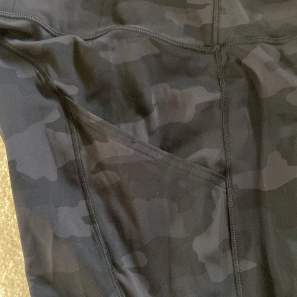 Lululemon Swift Speed Crop 21" size 6 in black camouflage, side pockets - Picture 7 of 7